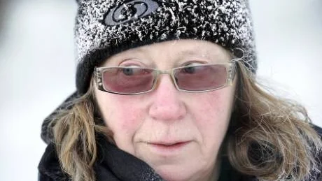 COOLT I PARKEN. Lena Johansson är en cool parkarbetare. I 27 graders kyla stod hon och snidade till roliga snöleksaker till barnen. "Det kunde kanske vara lite mildare", konstaterade hon och önskade sig mera jämna vintrar som infaller en aning tidigare.  Foto: Andreas Wälitalo
