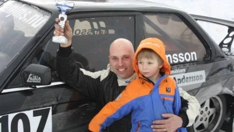 LYCKLIG VINNARE. Mikael Jansson var minst sagt glad efter att han inkasserat karriärens femte SM-guld. Här firar han tillsammans med sonen Kasper.