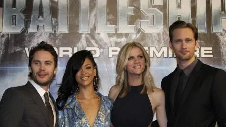 UTOMJORDISK KAMP. Taylor Kitsch, Rihanna, Brooklyn Decker och Alexander Skarsgård medverkar tillsammans i Battleship.