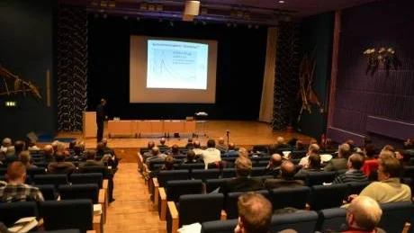 viktig diskussion. Vad som troligen väntar i praktisk hantering i och med omflyttning av stora delar av Malmbergets infrastrukt och befolkning de kommande åren diskuterades i torsdags av representanter för näringsliv, forskning, byggbranschen och kommunala tjänstemän och politiker i torsdags. En upptakt inför det konkreta praktiska arbetet. Foto: Kenth Bergmark