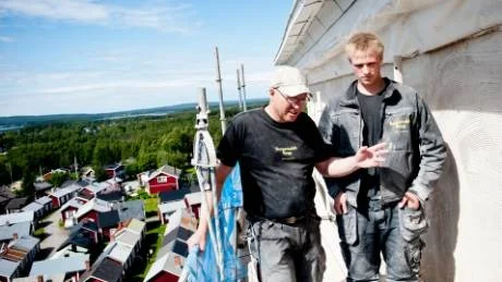 UPPUTSNING. Murarna Lars Eriksson och Robert Bergdahl arbetar med att byta ut putsen på Nederluleå kyrkas kyrktorn.