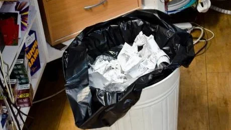 KVITTOHINK. Den här hinken fyller Kioskbaren till brädden varje dag med kvitton som måste kastas. De kastar tre kvittorullar per dag.