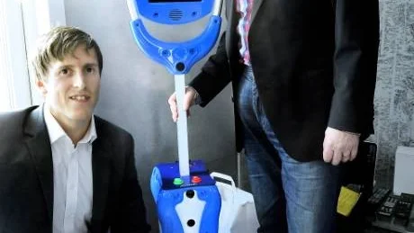 STOLTA. Simon Johansson, vd för Månstrimman och Christer Johansson är stolta över att få delta i universitetprojektet som bidrar till att nära och kära kan umgås via roboten, Giraffen.