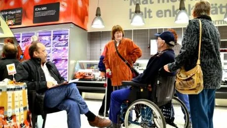 TILLGÄNGLIGHETSUNDERSÖKNING. Gällivarepolitiker och funktionshindrade genomförde i veckan en undersökning kring tillgängligheten för funktionshindrade till dagligvaruhandeln. På bilden bland andra Tomas Junka, socialnämnden, Margareta Pohjanen, SOT-nämnden och i rullstol Nils Hägglund.