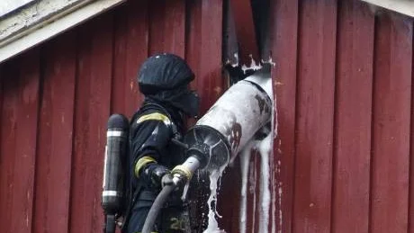 Foto: Håkan Zerpe
SKUM. För att kyla ner taket så att detta skulle kunna rivas upp sprutades skum in i vindsutrymmet.