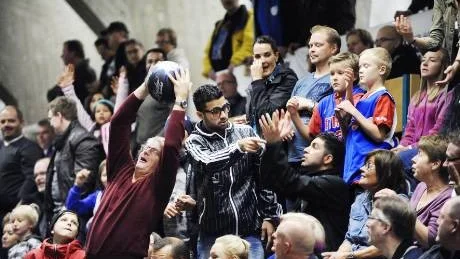 BOLLKOLL. Norrbottens-Kuriren firar 150-årsjubileum i år och under gårdagens hemmapremiär i Pontushallen hade publiken chansen att fånga någon av de 150 basketbollar med jubileumstryck som tidningen kastade ut.