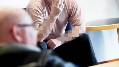 INFÖR RÄTTA. Den 52-årige mannen i Luleå tingsrätts väntrum före häktningsförhandlingen. Två polismän fanns vid hans sida.Foto: Linn Kangas Fantenberg