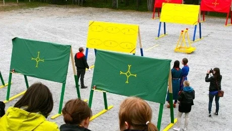 Renmärkesmemory. Som en del av renskötartävlingen studerar Nejla Fjällström renmärken som han sedan ska rita av ur minnet.