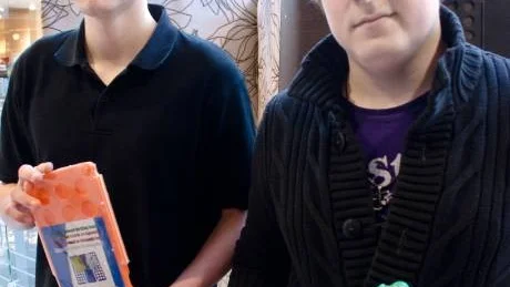 KLÄDVIKARE. Joakim Larsson och Hendrik Larsson, Fold it UF visar sin Kinaimporterade produkt.