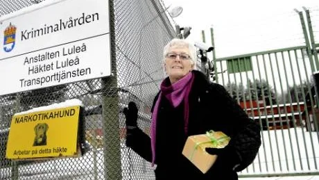 UPPSKATTADE BESÖK. Margareta Andersson är en av tiotalet medlemmar i Röda korset som regelbundet besöker intagna vid kriminalvården i Luleå. Nu har även chefsjustitieombudsmannen uppmärksammat de uppskattade besöken.