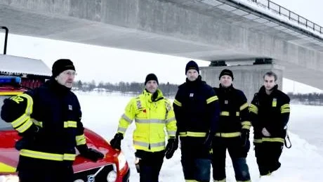VARNING. Provborrningar visar att isen på Kalix älv inte är att lita på. Allra sämst är det nedanför Kalixbron men även uppströms är iskvalitén undermålig. Räddningstjänsten manar till försiktighet. Från vänster Erik Johansson, Mikael Stanzé, Mattias Björnfot, Anders Johansson och Adam Dahlberg.  Foto: Britt-Louise Spets