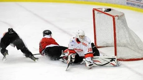 övertidsjobb. Kirunas Simon Esseryd kvitterade i slutminuterna till 3-3 men Asplöven kunde vinna matchen efter straffläggning. Foto: Mattias Forsberg