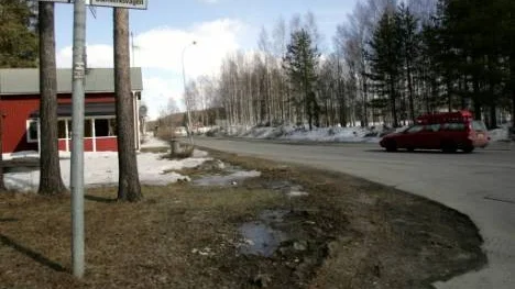 Familjen Vikberg Grönlunds hus ligger nära vägen mitt i kurvan vid  Yttervägen - Stryckselgatan - Ställverksvägen. De har slutat räkna hur många bilar som tagit svängen i för hög hastighet och fortsatt in på deras tomt.