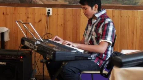 Utan noter spelade Onksa Subpraset "Für Elise".