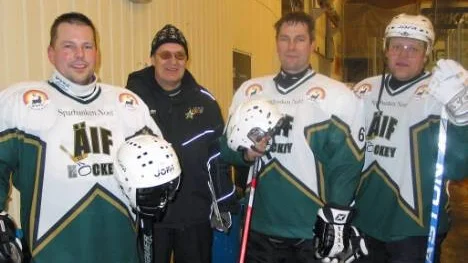 ÄIF-tränaren Peter Öhlund välkomnade förstärkningen av "hockeypensionärerna" Mattias Sund, Mikael Lundberg och Jonas Carlzon i onsdagens match mot Stil Hockey.