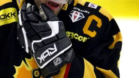 Mikael Renberg är fundersam inför kvällens heta match i Luleå. Han har känning i ena ljumsken och är tveksam till spel.