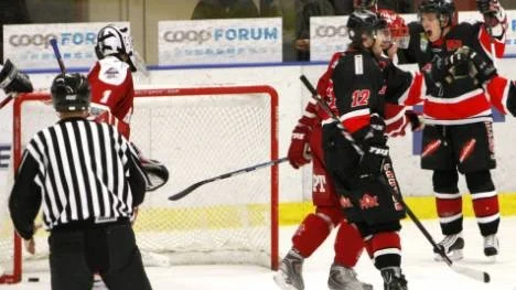 Efter de två sista målen åkte Asplövens Jarkko Pakisjärvi fram till målvakten Markus Ottosson och skrek några mindre väl valda ord.