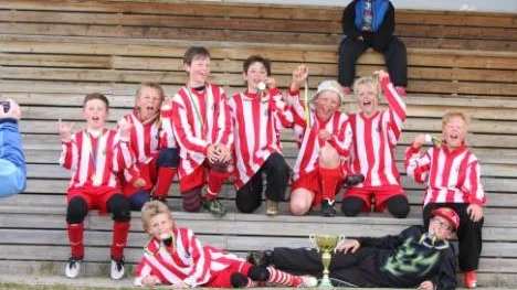 Piteå IF:s lag 2 vann Examencupen för pojkar 98. Liggande: Axel Uddström, Joakim Johansson. Från vänster: Anton Sandlund, Linus Dahlberg, Jesper Abrahamsson, Arian Aslani, Jesper Wikström, Anton Sandelius, Filip Johansson. Saknas på bild: Victor Lindberg   MvH Johan
