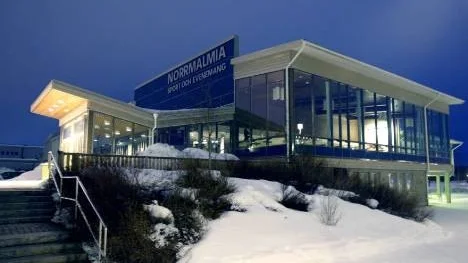 Kommunen har så hög hyra i Norrmalmia att Piteå Folkets hus-förening väljer att flytta sin stora dansmara till Skellefteå."De dansintresserade i Piteå är upprörda", säger Berith Bergstedt i arrangerande Folkets hus-föreningen.
