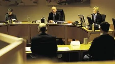 Alla vittnesförhör från mordrättegången i tingsrätten i Gällivare finns dokumenterade på videofilm, klara att spelas upp vid kommande hovrättsförhandlingar. Den åtalade Toni Alldéns syns med ryggen mot kameran till höger på bilden. (Arkivbild)