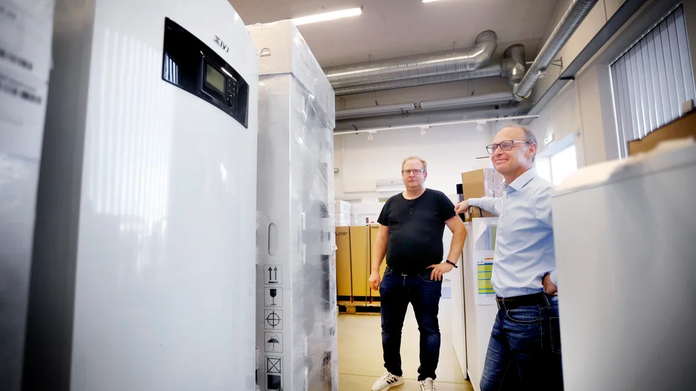 Kontoret hos Enwell Mälardalen fungerar nu mer som ett extralager för att kunna tillgodose den ökade efterfrågan på värmepumpar. "Du skulle se våra telefonlistor.", säger platschefen Peter Liwell (t. vänster)