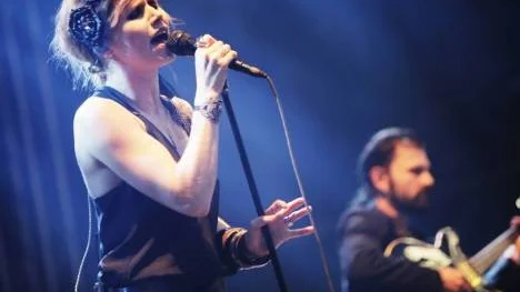 A camp var ett av fredagkvällens stora dragplåster. Men trion, förstärkt av trummis och keyboardist, drog knappast någon storpublik.