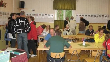 På fotona längs väggarna hänger bilder på byns gårdar. Där fick besökarna registrera sig var de "hörde hemma". 260 personer tog chansen och gjorde det.