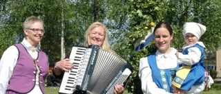 Mycket sång och dans på traditionellt firande