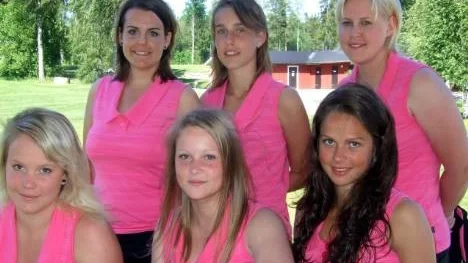 Iförda vackert rosa tröjor poserar Piteås seriesextett inför dagens och morgondagens div.I-golf i Sandviken. Från vänster i bakre raden systrarna Malin och Jenny Brunström samt spelande coachen Helena Roos, i främre raden Elin Skoog, Amanda Fjellström och Sofia Öquist.