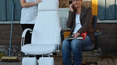 Sofia Holmner och Anna-Karin Marklund delar lokal, men har helt skilda verksamheter.
