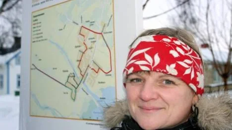 Helena Lindehag, folkhälsostrateg, serverade glögg och pepparkakor vid invigningen av byapromenaden.