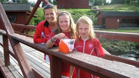 På söndag startar O-ringen i Eksjö, Småland. Med på orienteringstävlingen är familjen Öbergs alla medlemmar. Pappa Tomas tävlar för I 19 Boden medan mamma Viktoria, storasyster Hanna och lillasyster Elvira tävlar för Piteå IF. På bilden från vänster  står Viktoria och lillasyster Elvira samt klubbkompisen Anna Andersson.