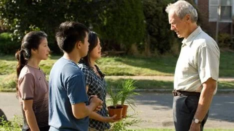 Eastwoods nya film "Gran torino" handlar om en äldre bitter man som blir vän med en invandrarfamilj och försvarar dem mot ett gäng.