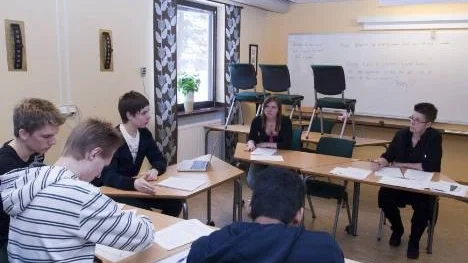 Lotta Åman (S), längst till höger, träffade på fredag elevrådet vid Sandbackaskolan och diskuterade de planerade nedskärningarna på gymnasieskolan. Jonas Eriksson, Rasmus Ivarsson, Robin Enander, Annichen Lindberg, Pär Hedlund och Julia Holmström (ej på bild) representerade alla elevrådet.