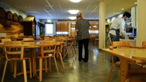 Den hyrda matsalen var städad och inget var trasigt efter ungdomsfesten. Restaurangchefen Franz Weidl berättar att köket alltid är låst, men att det inte känns bra att det är sådana här fyllefester. "Vi har inget med uthyrningen att göra, men det är ändå en skollokal", säger han.