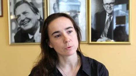 Ingrid Marklund känner beundran för "herrarna" bakom sig, men menar att Anna Lindh också borde hänga där ... "Men hon finns på en annan vägg här i Sossestugan".