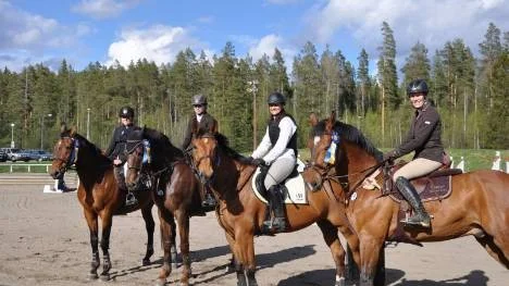 Piteås segrande hopplag i division 1, från vänster: Louise Pettersson/Finino, Camilla Jonsson/Metanol, Åsa Lundmark/Scannan Ten Dries och Linda Marklund/Quantos.