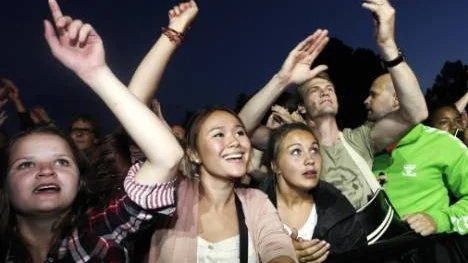 Publiken längst fram var givetvis med på noterna men Sahara Hotnights och Maria Andersson (lilla bilden) hade svårt att få igång resten av publiken. Det opolerade och punkiga som gjorde dem stora saknas.