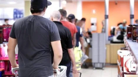 Köerna ringlar långa på Systembolaget och alkoholfria konsumtionen har ökat med 21,4 procent jämfört med samma period 2010.