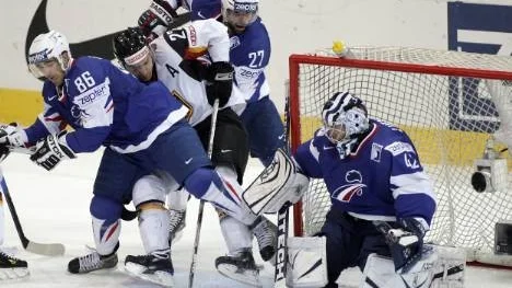 Det som varit klart sedan länge bekräftade Luleå Hockey till sist. Fransmannen Damien Fleury, nr 86 till vänster, ska spela med Luleå de två kommande säsongerna.