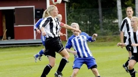 Elin Öberg, Munksunds lagkapten, nickar undan bollen framför Linn Hillstad, Öjebyn.