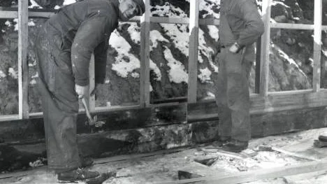 Här har bygget av förvaltningsbyggnaden i Hortlax påbörjats. På bilden från oktober 1954 ses träarbetarna Åke Wennberg, Blåsmark och Sven Lindström, Hemmingsmark.