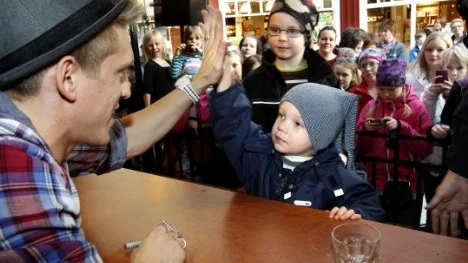 Albin Lindlöf får en highfive av Danny