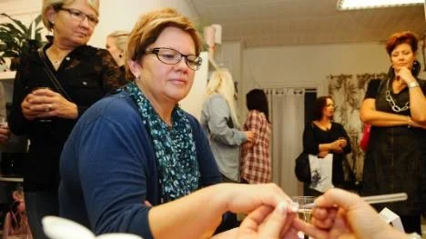 Iren Hortlund från Älvsbyn får naglarna förlängda för första gången. "Jag kan inte ha långa naglar på grund av mitt jobb. Det är kanske därför jag vill ha det", säger hon.