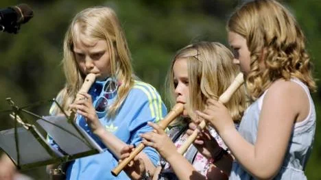 Tjejerna Olivia, Moa och Tove spelade låten "Blir det inte sommar snart?" på blockflöjt.