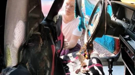 Sebastian Gabrielsson betraktar förödelsen i Volvo-epan.