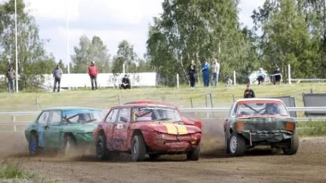Tufft i A-finalen. Klubbkompisarna i Piteå MS, Jonas Isaksson (2) och Tobias Nordin (t h) kämpar om ledningen. Men det blev Jonas som lyckades bäst. Han vann samtliga tre kvalen och även A-finalen.