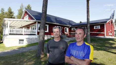 Ordföranden Kjell Johansson och vaktmästaren Per-Axel Häggström framför byns och klubbens stolthet, Hifton.        Det imponerande klubbhuset stod klart 1995.