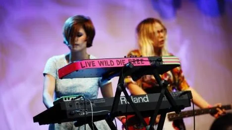 "Live wild die free" får man anta är Lisa Pyr Wirströms motto. Hon dansade som en galning bakom sin synth.