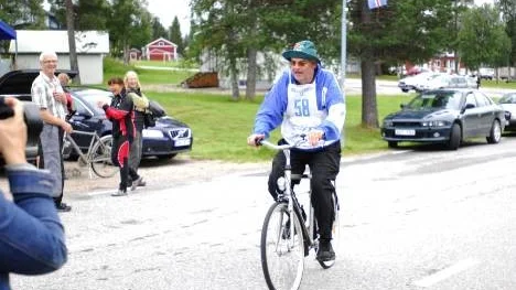 Arjeplogs forne favoritdoktor, Bo Henricson, fick publiken att jubla på upploppet.